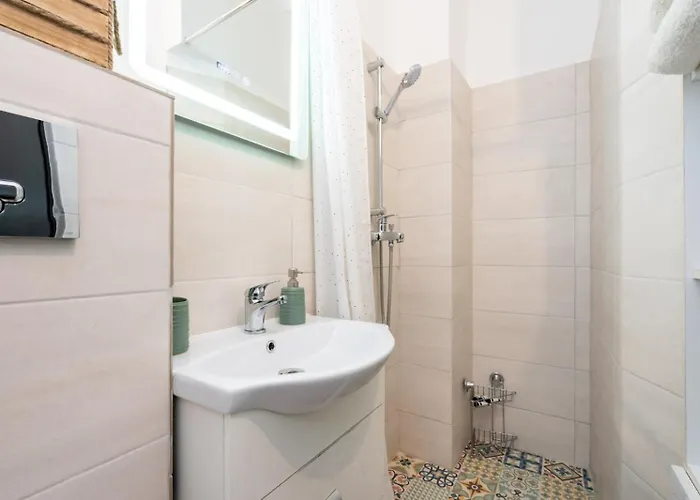 Bright And Cozy In The Center