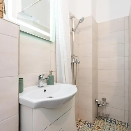 Bright And Cozy In The Center